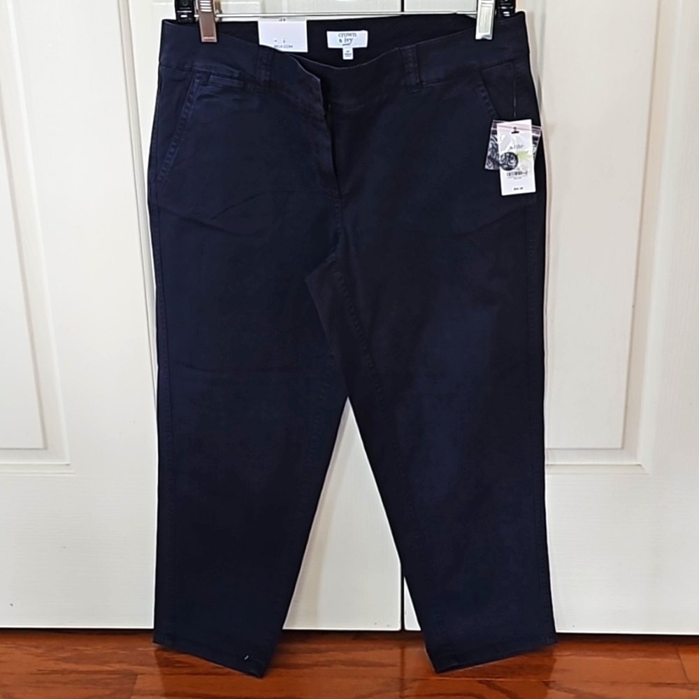 Crown & Ivy NWT Navy Capri size 4P